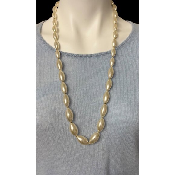 Vintage Faux Pearl Necklace With Gold-Tone Clasp & Beading - Picture 5 of 9